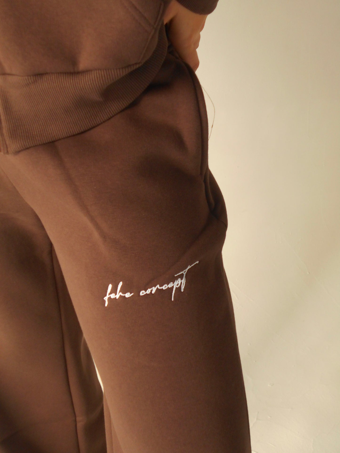 FEHE CONCEPT SIGNATURE SWEATPANTS IN BROWN