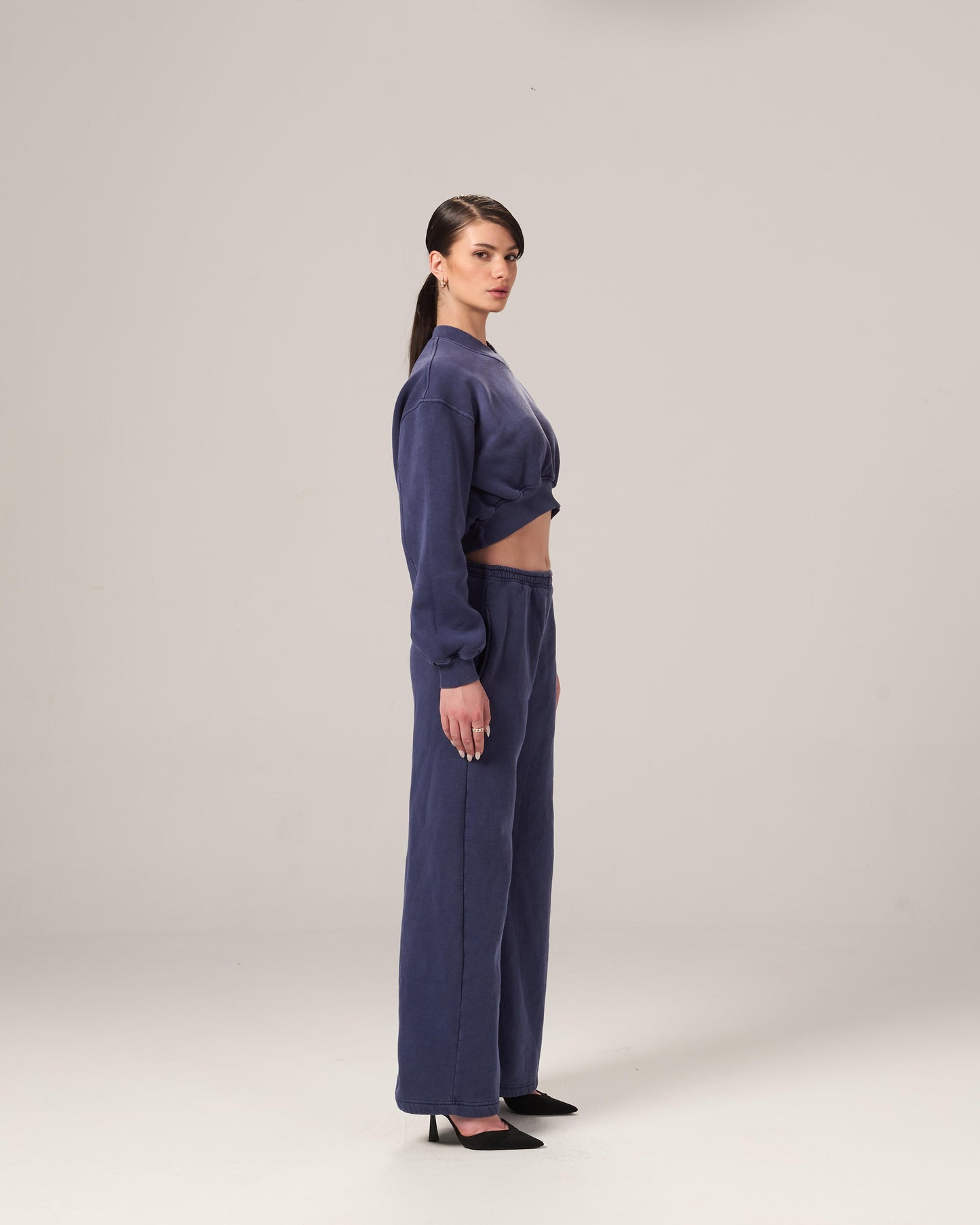 THE VNECK-CROPPED WASHED SWEATSHIRT SET IN NAVY BLUE