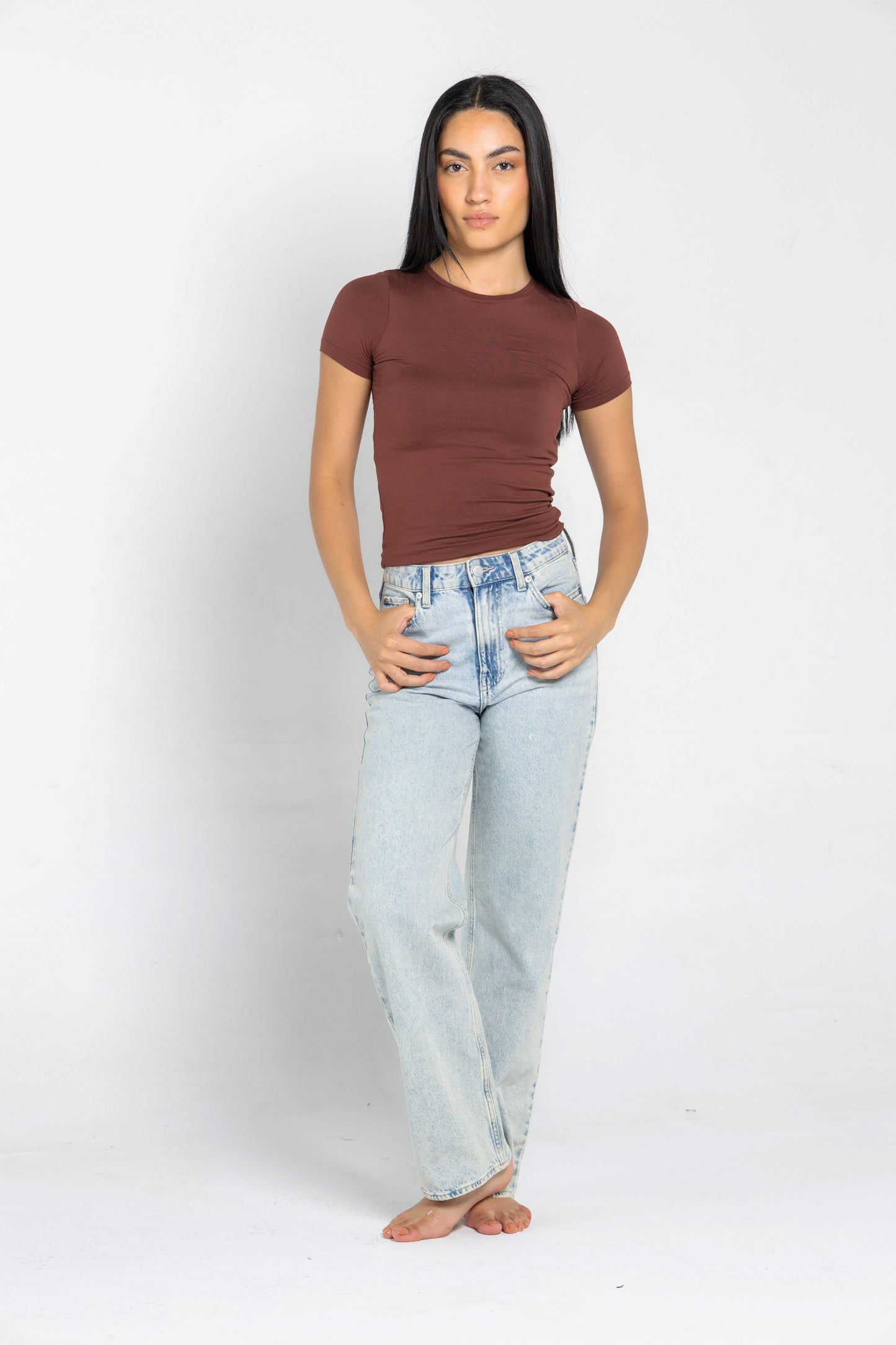 ROUND NECK SHORT SLEEVES TOP IN UMBER BROWN