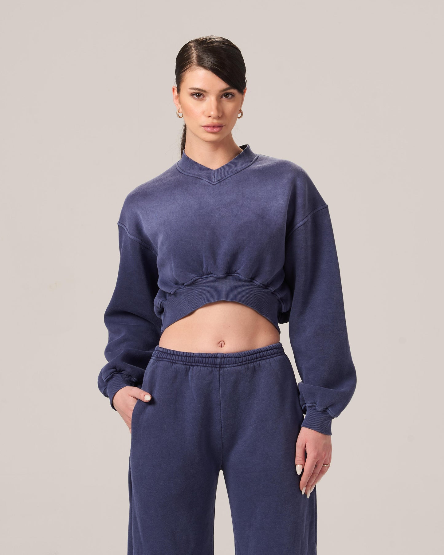 THE VNECK-CROPPED WASHED SWEATSHIRT SET IN NAVY BLUE