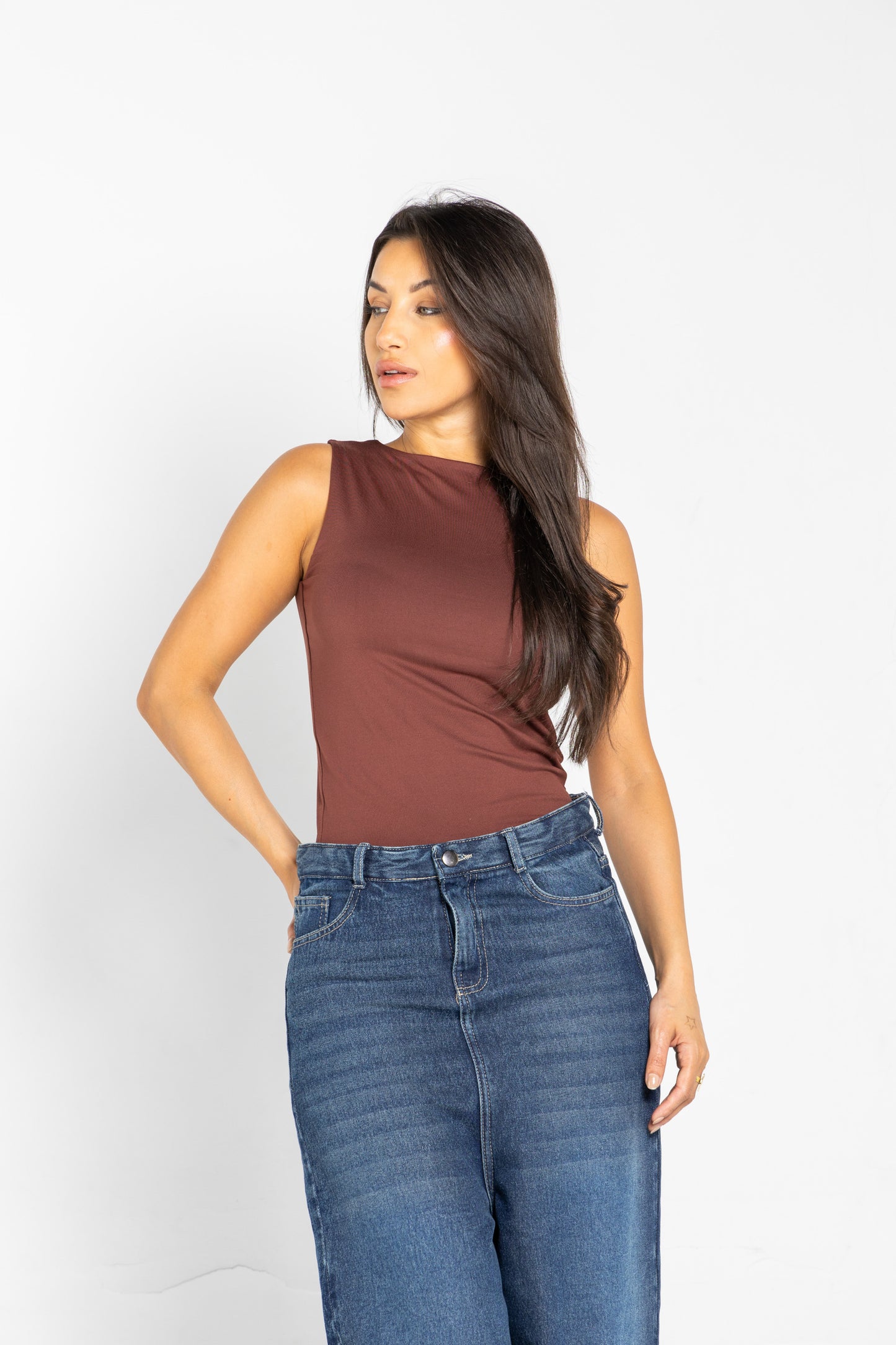ROUND NECK VEST IN UMBER BROWN