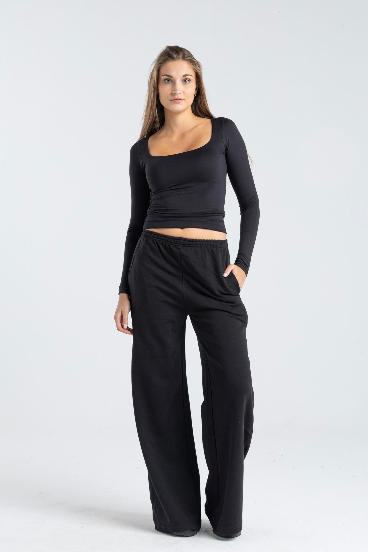 THE LOW-WAISTED PANTS IN BLACK