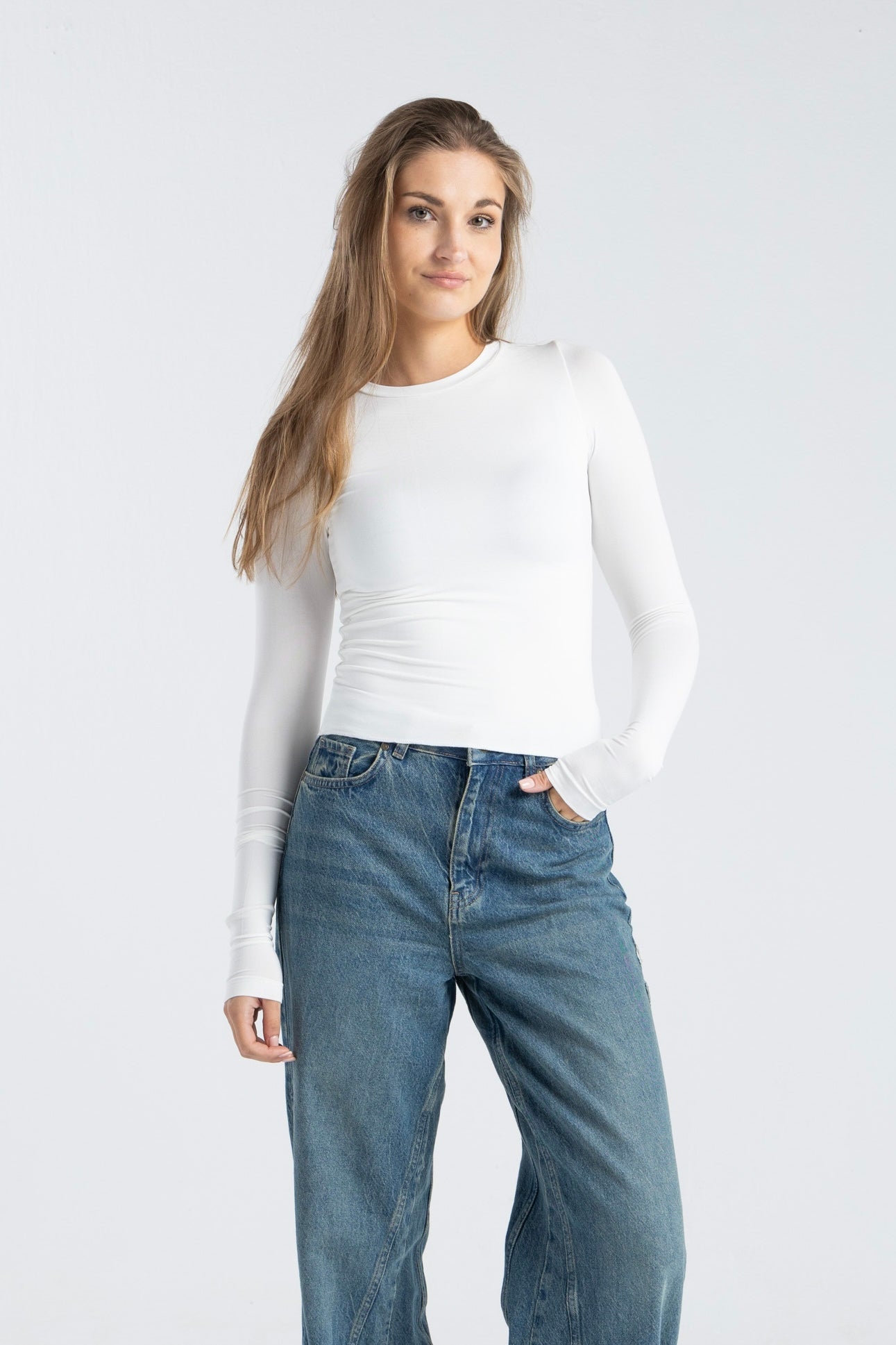 ROUND NECK LONG SLEEVE TOP IN WHITE