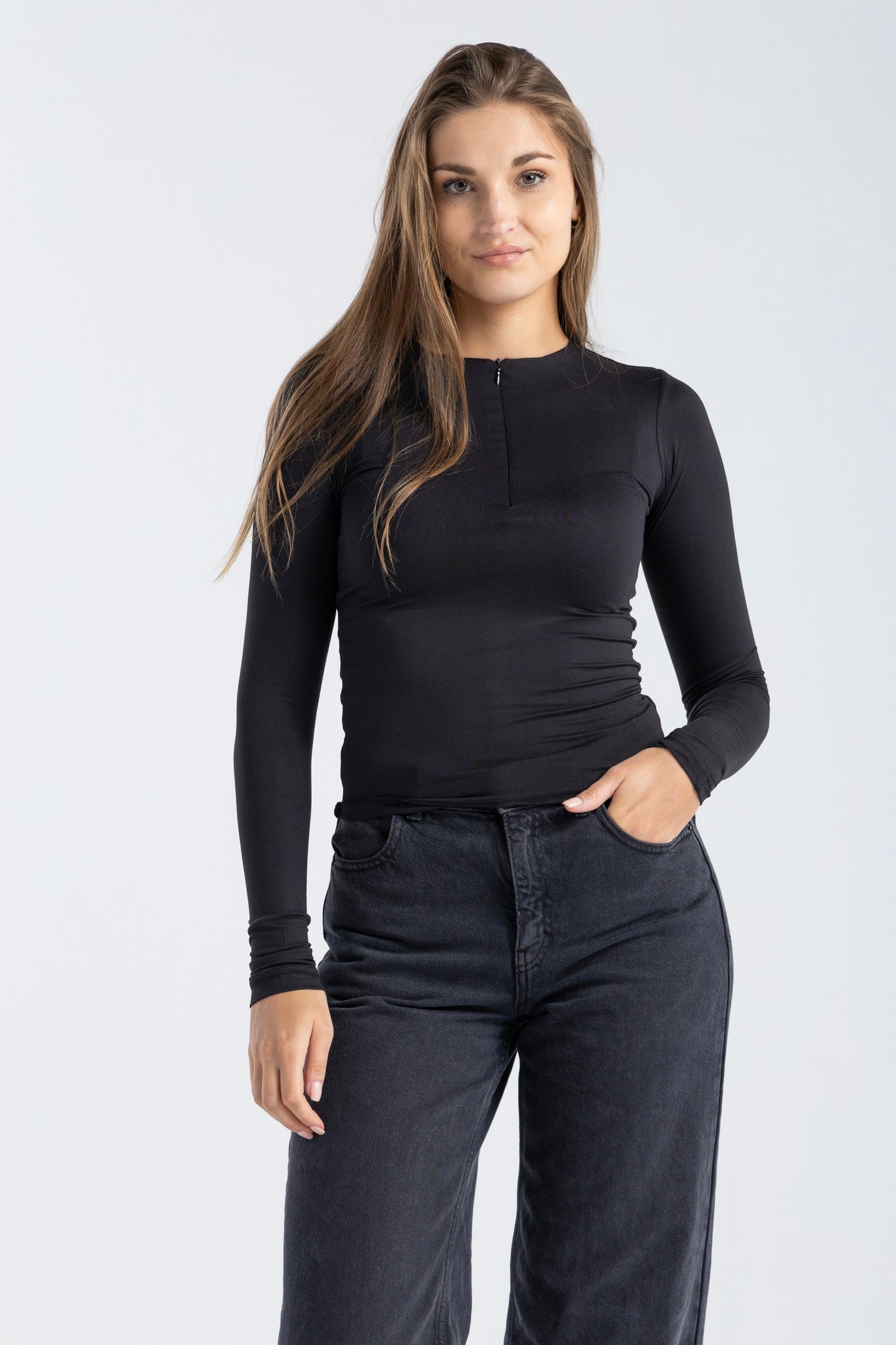 HALF-ZIP TOP IN BLACK