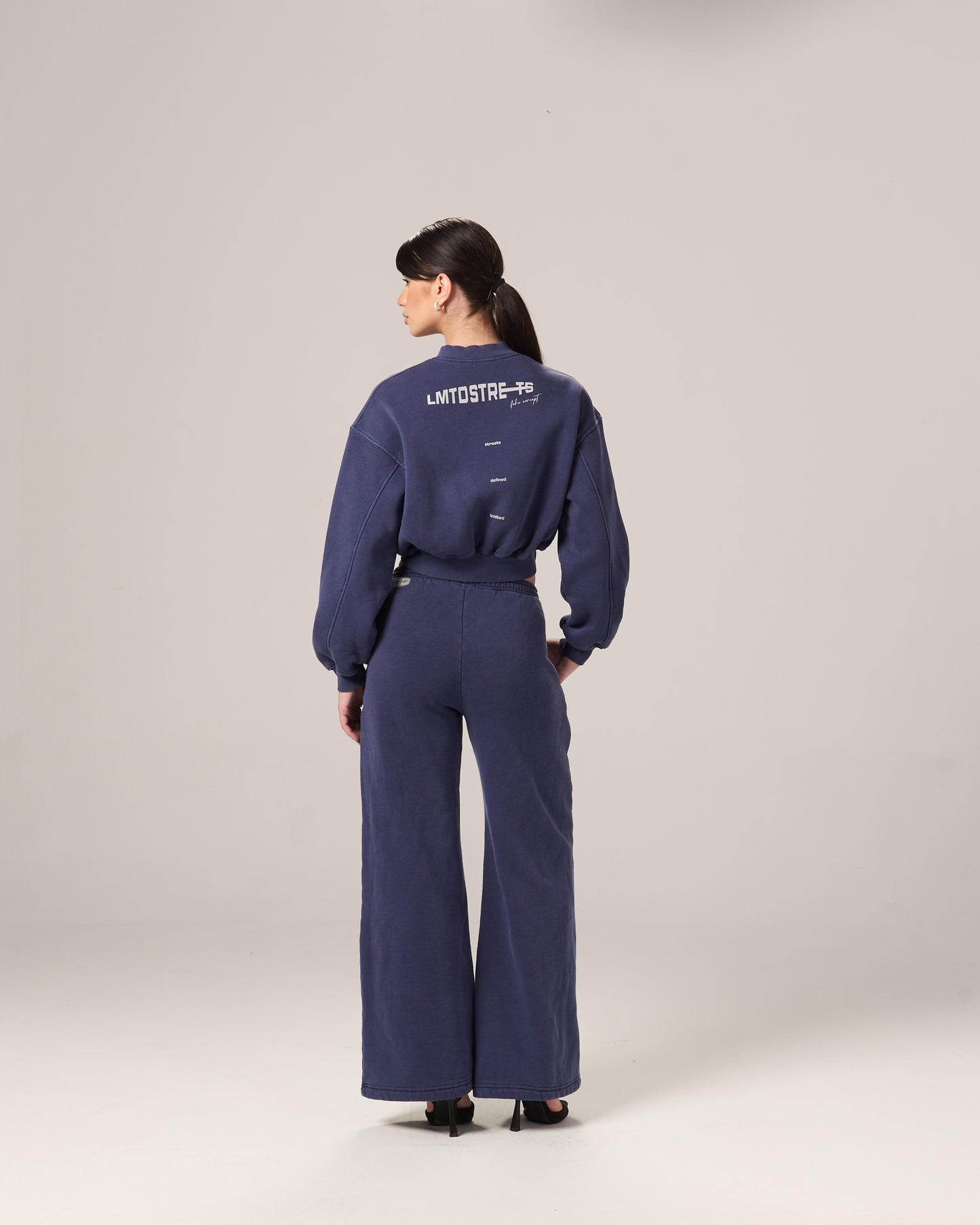 THE VNECK-CROPPED WASHED SWEATSHIRT SET IN NAVY BLUE