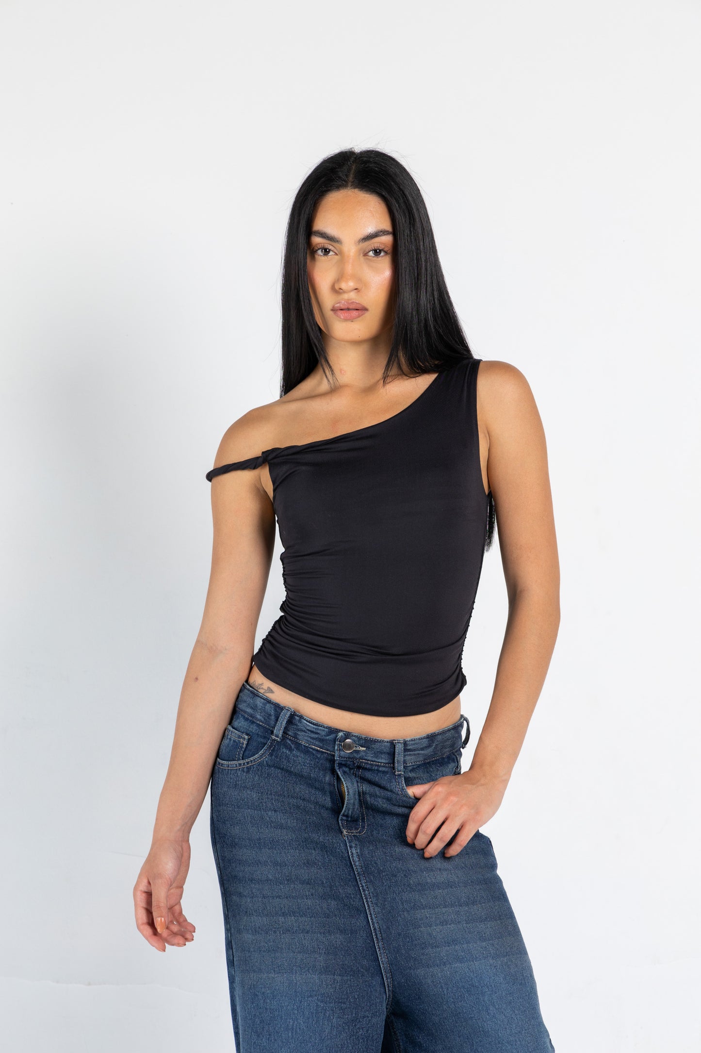 ONE SHOULDER TWISTED TOP IN BLACK