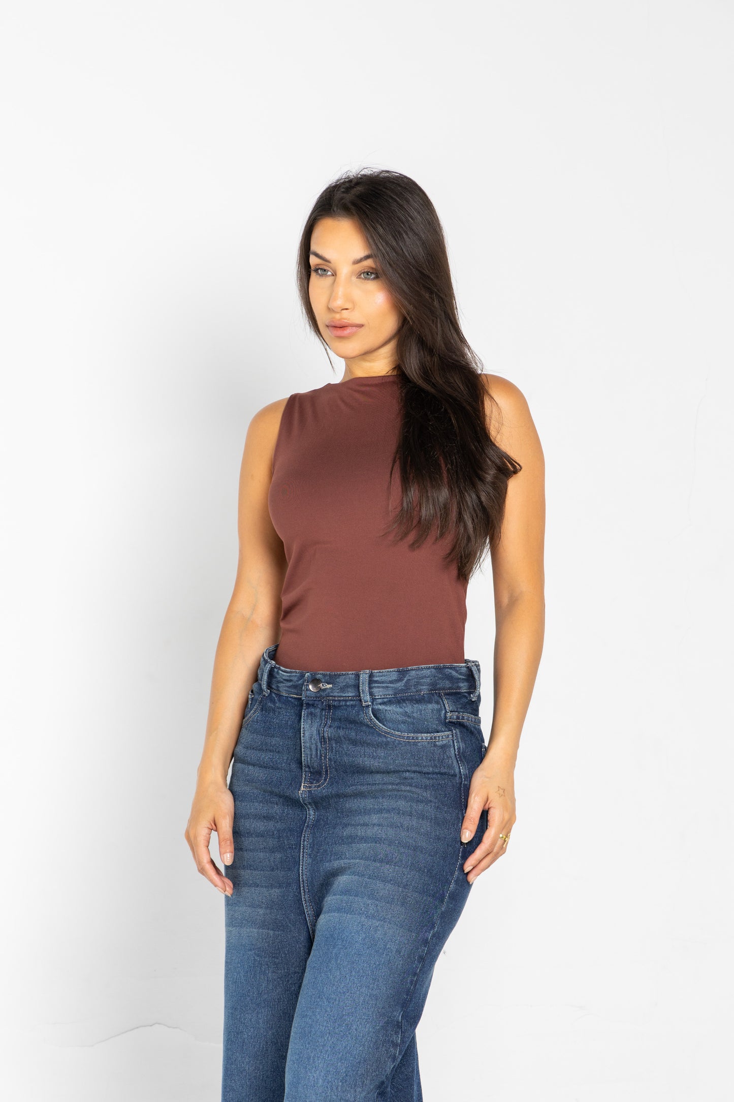 ROUND NECK VEST IN UMBER BROWN