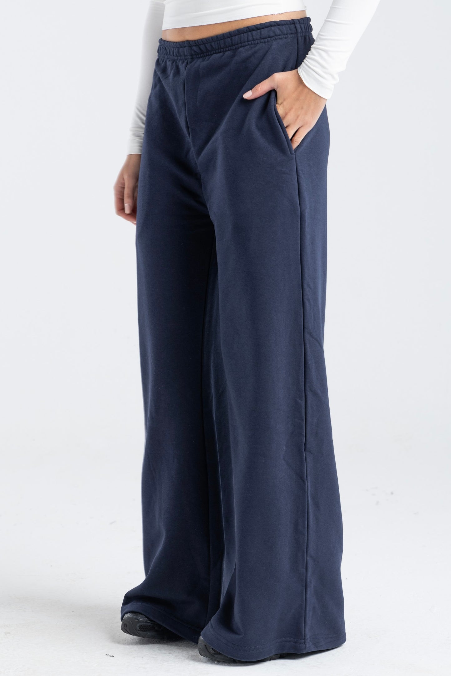 THE LOW-WAISTED PANTS IN NAVY BLUE