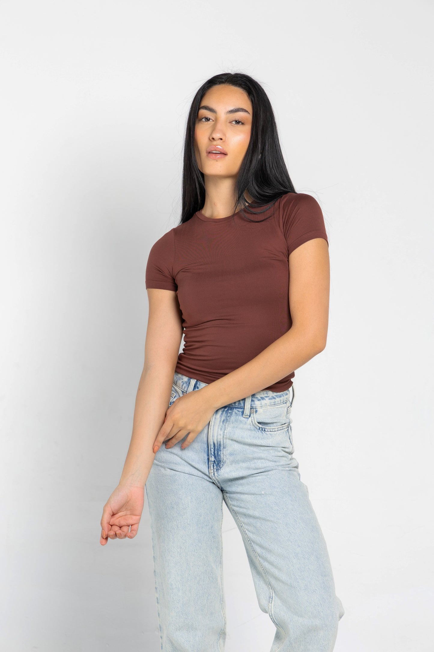 ROUND NECK SHORT SLEEVES TOP IN UMBER BROWN