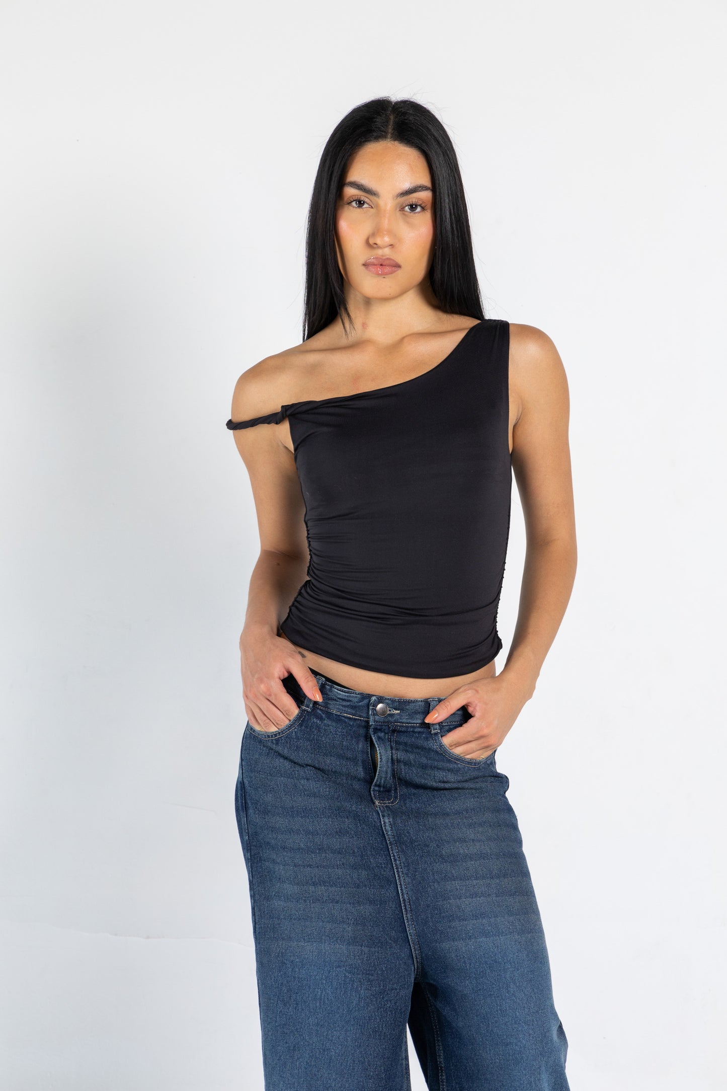 ONE SHOULDER TWISTED TOP IN BLACK