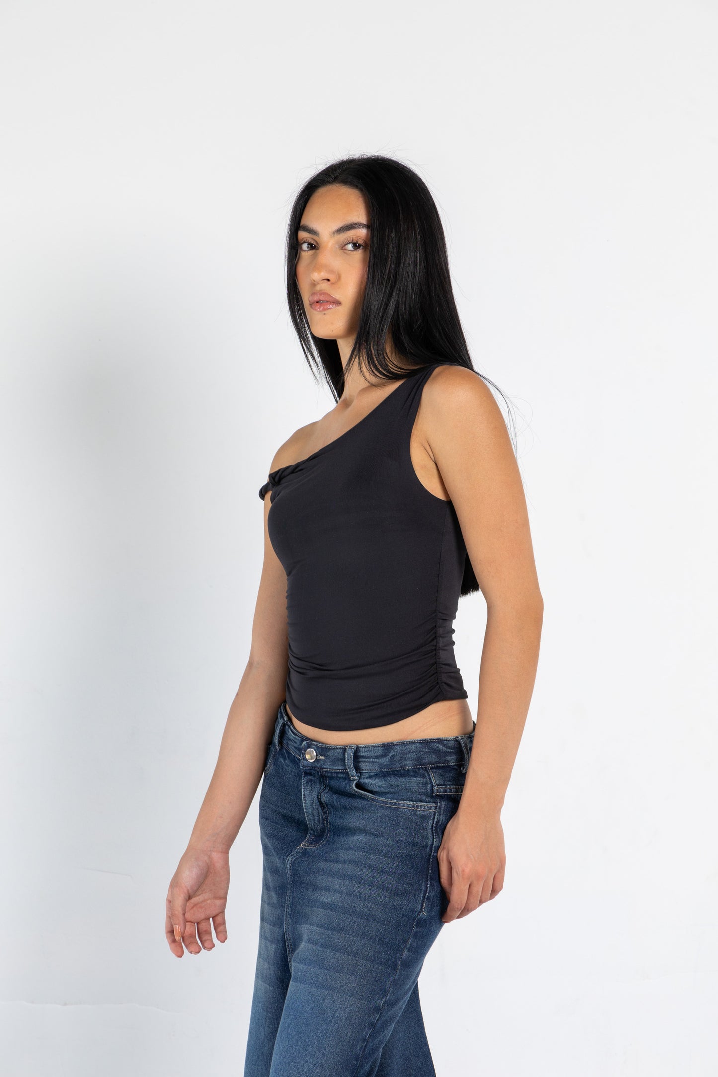 ONE SHOULDER TWISTED TOP IN BLACK