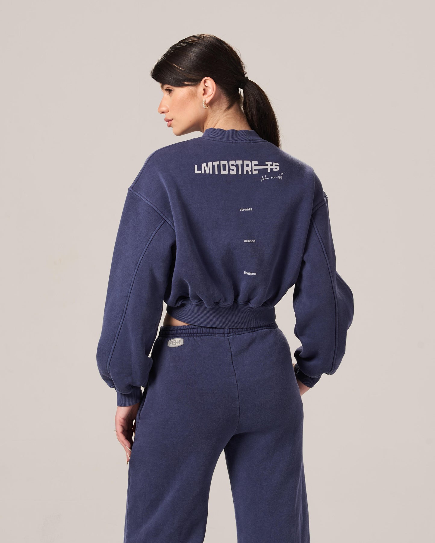 THE VNECK-CROPPED WASHED SWEATSHIRT SET IN NAVY BLUE