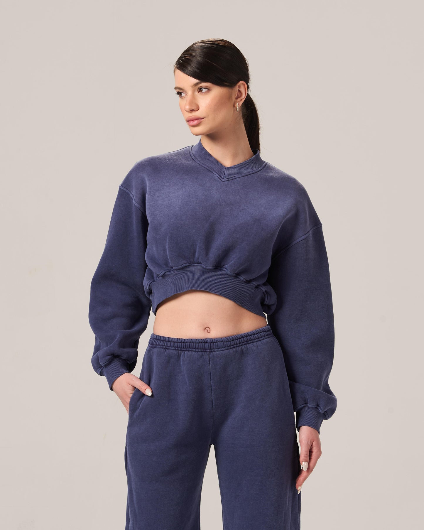 THE VNECK-CROPPED WASHED SWEATSHIRT SET IN NAVY BLUE