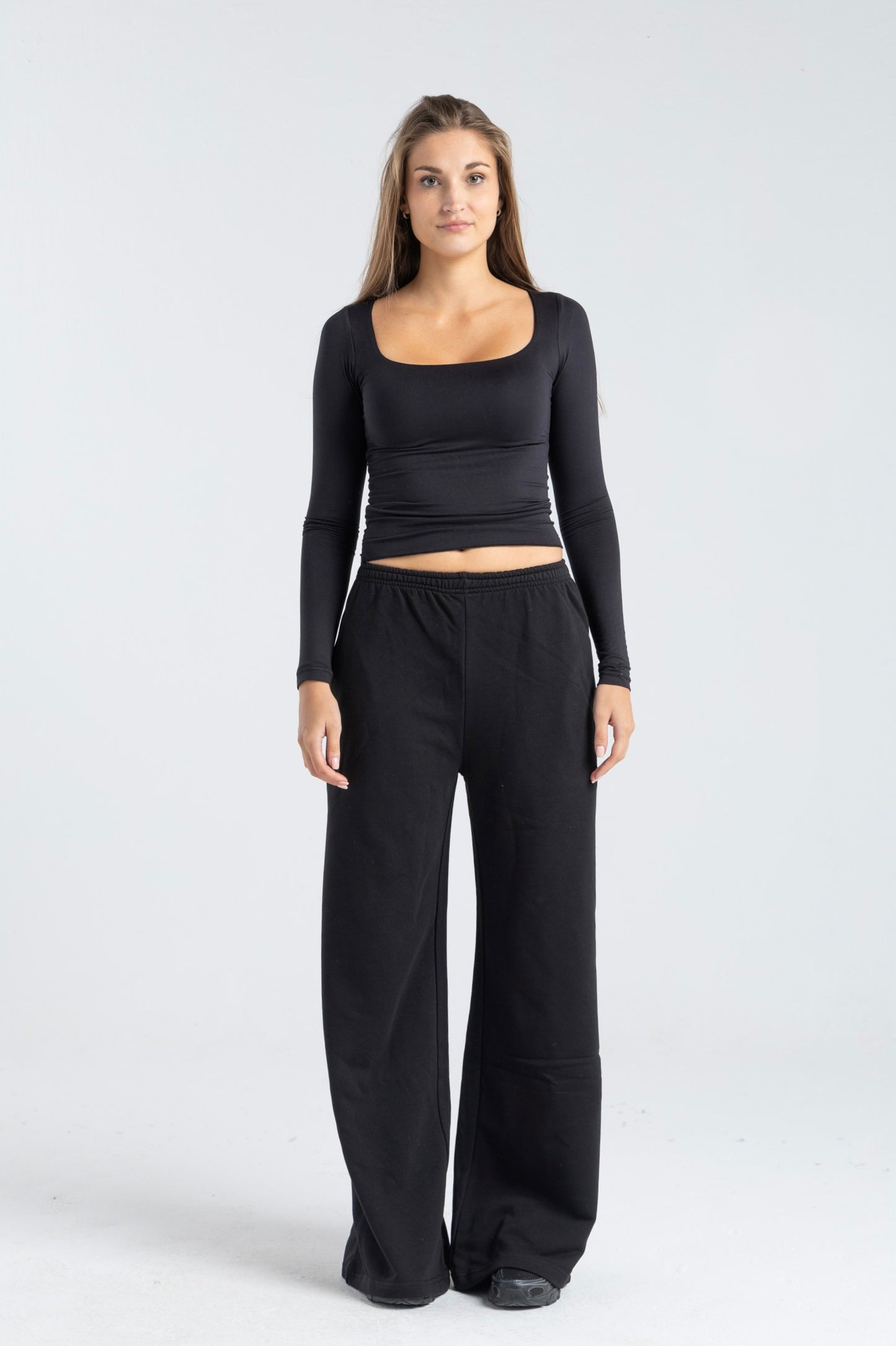 THE LOW-WAISTED PANTS IN BLACK
