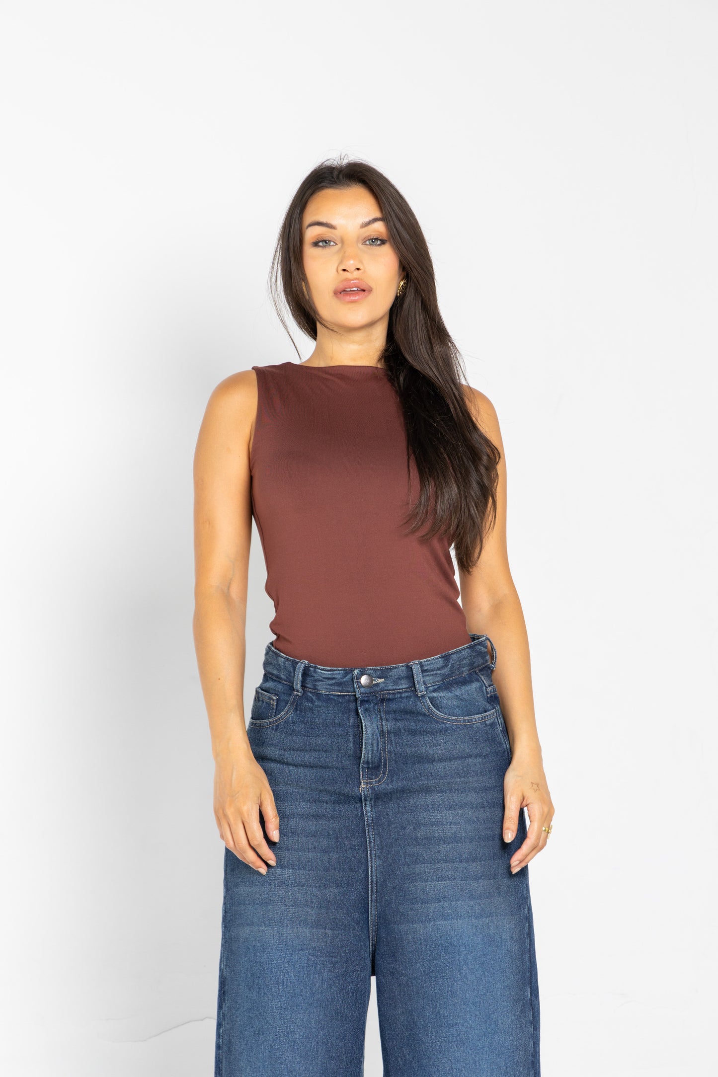ROUND NECK VEST IN UMBER BROWN
