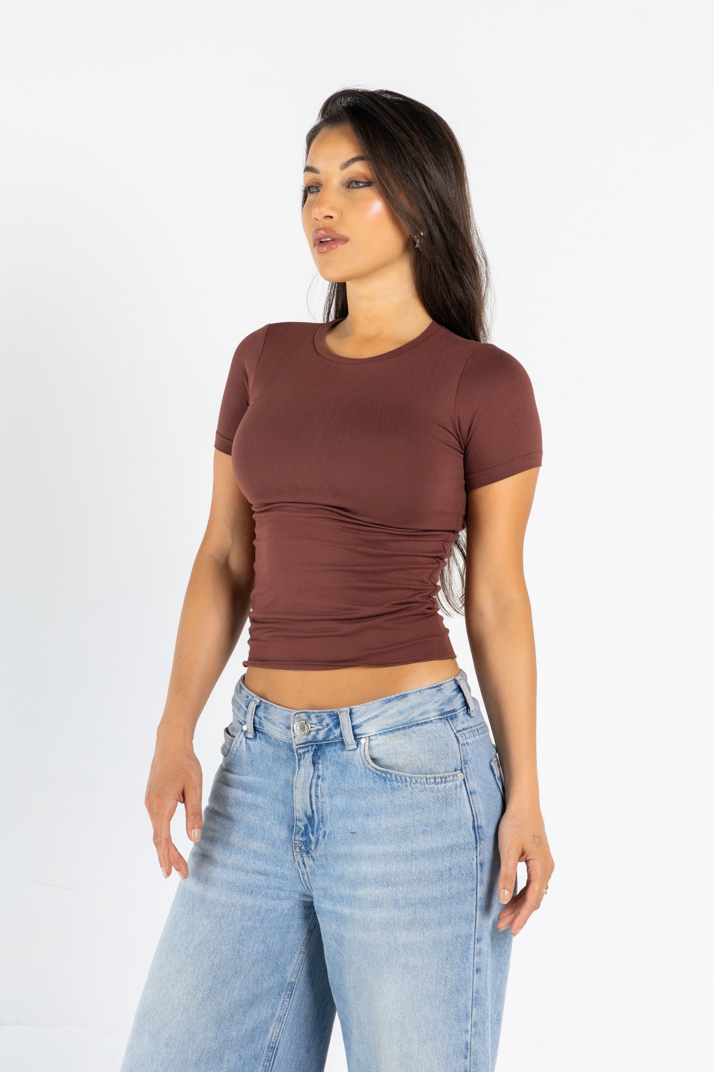 ROUND NECK SHORT SLEEVES TOP IN UMBER BROWN