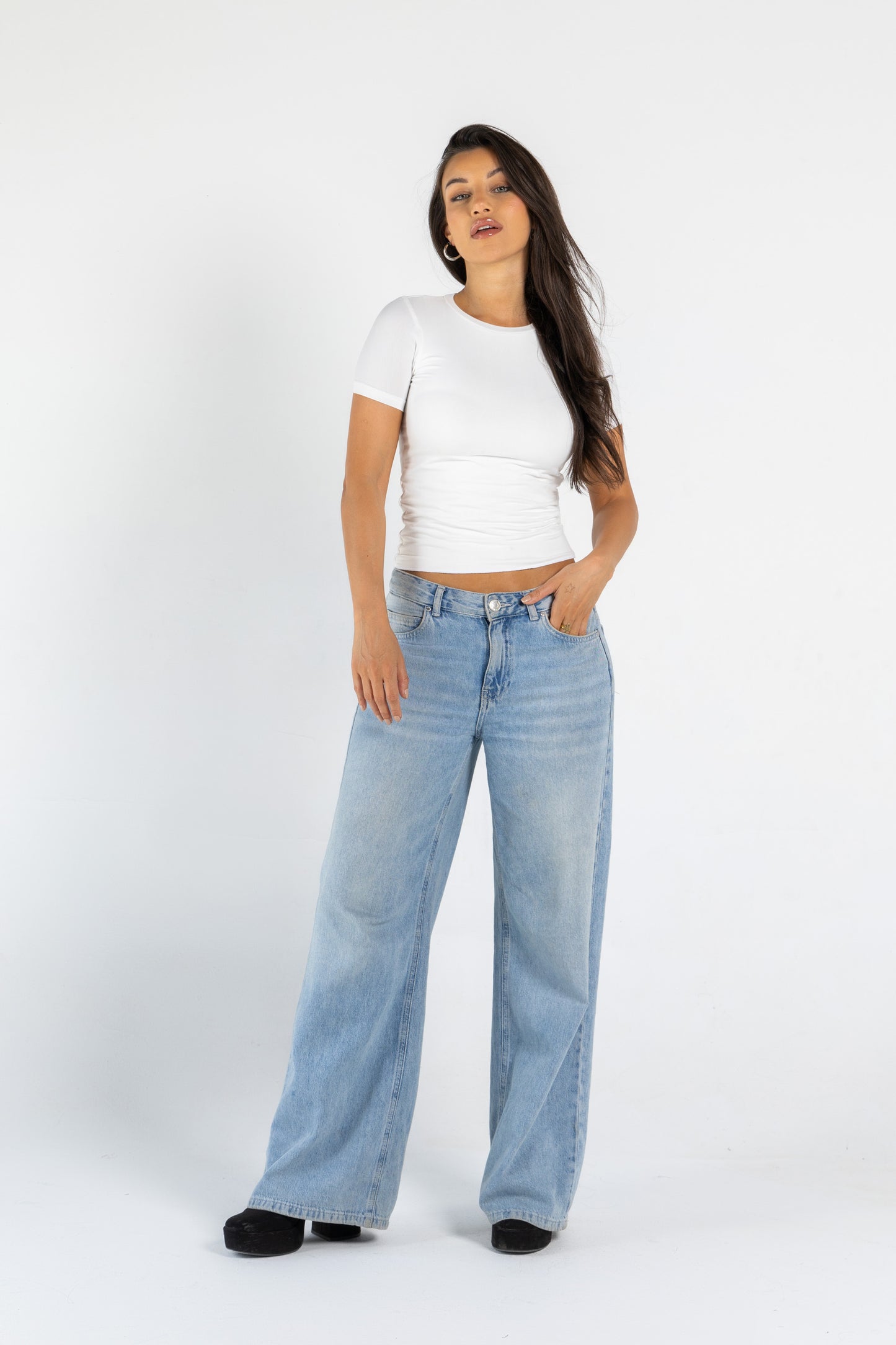 ROUND NECK SHORT SLEEVES TOP IN WHITE