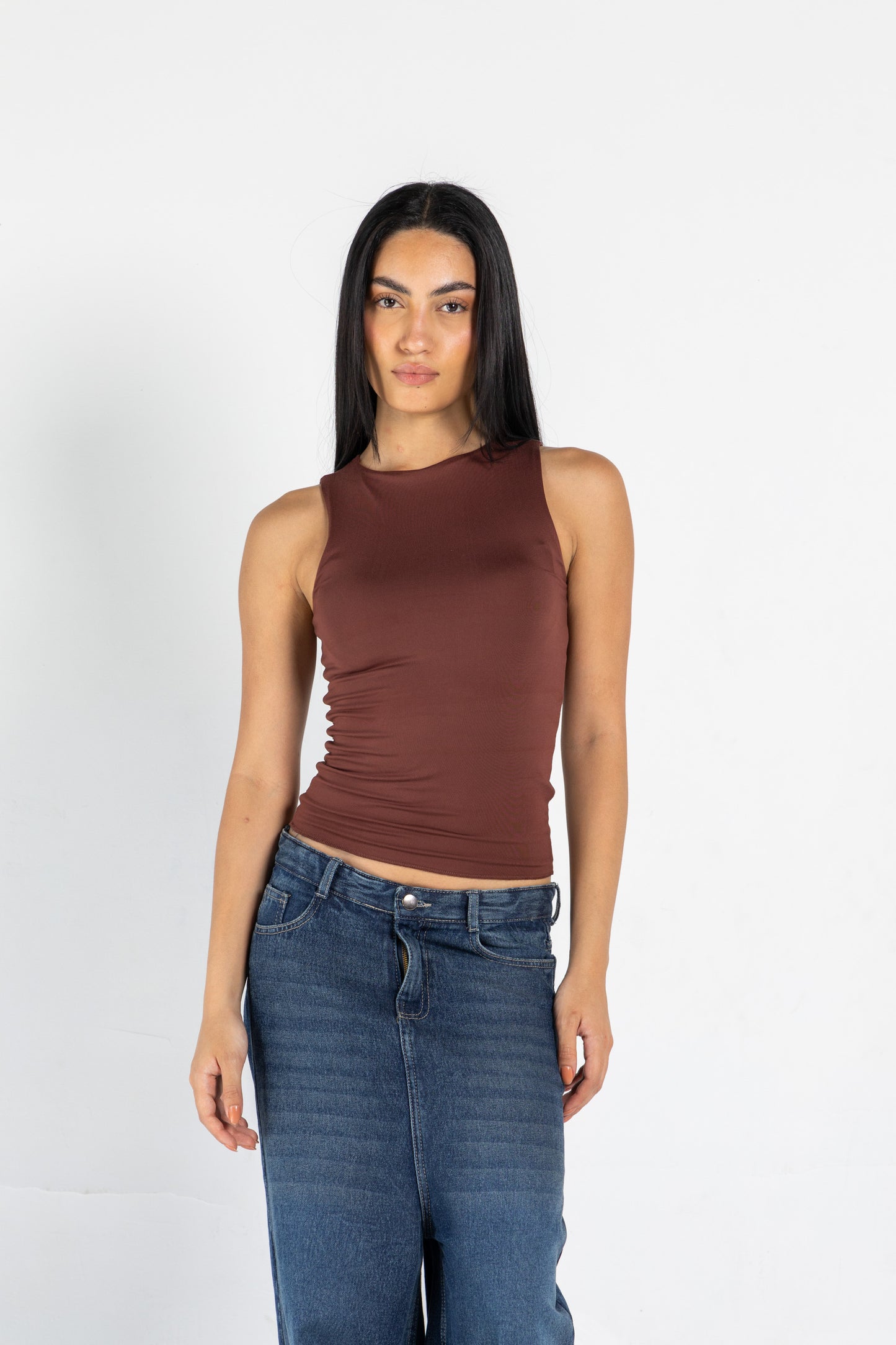 ROUND NECK VEST IN UMBER BROWN
