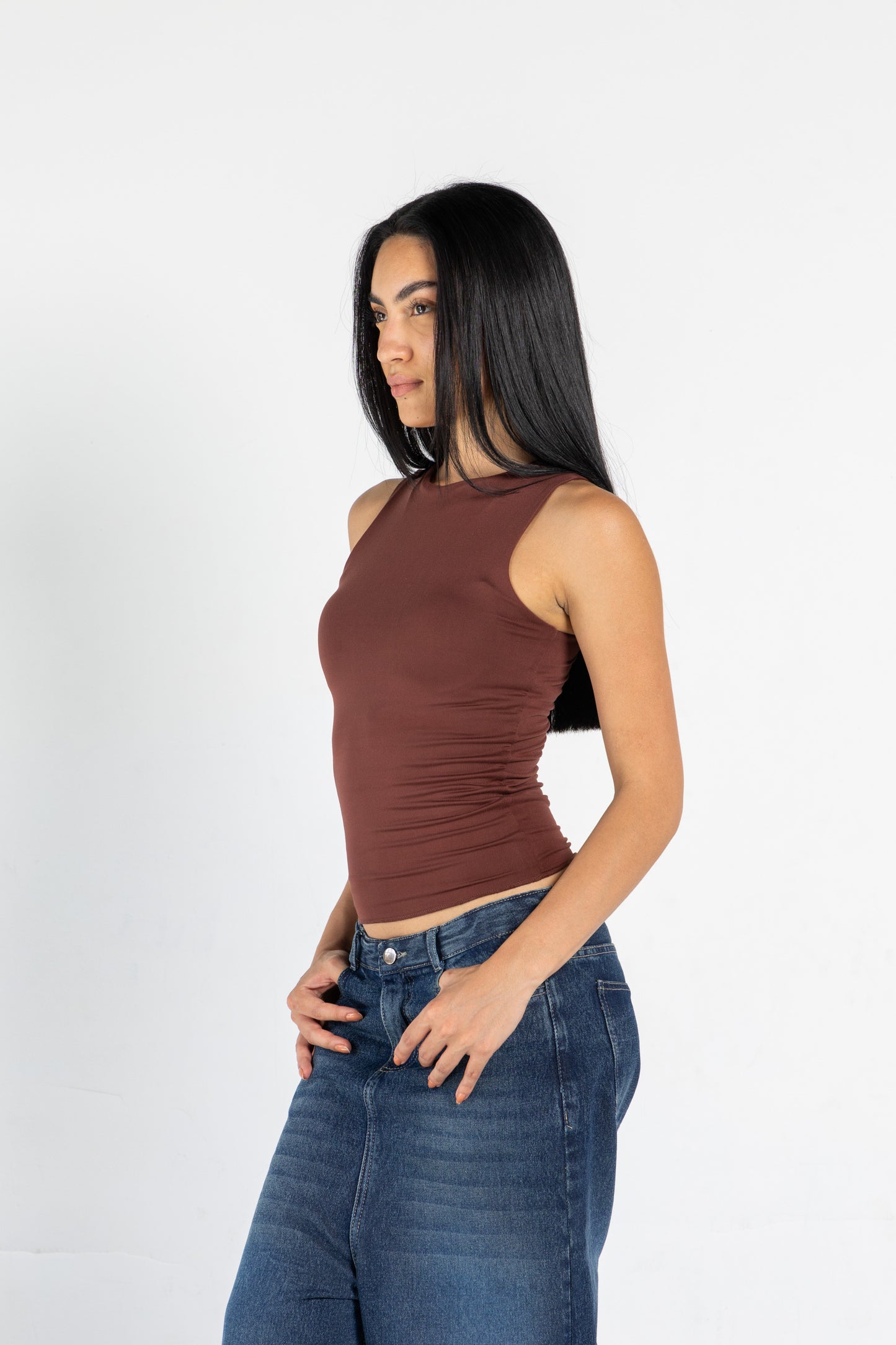 ROUND NECK VEST IN UMBER BROWN
