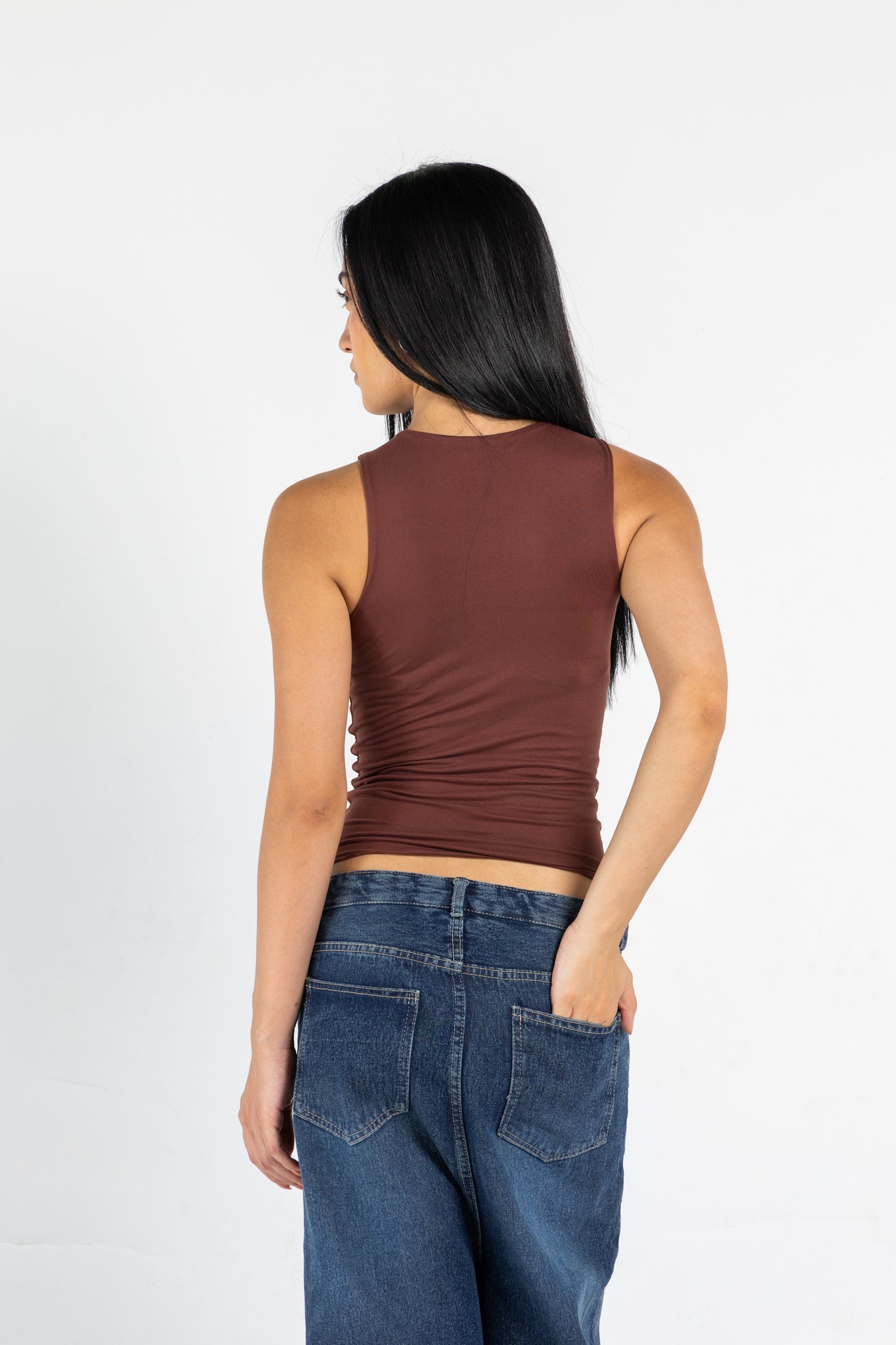ROUND NECK VEST IN UMBER BROWN