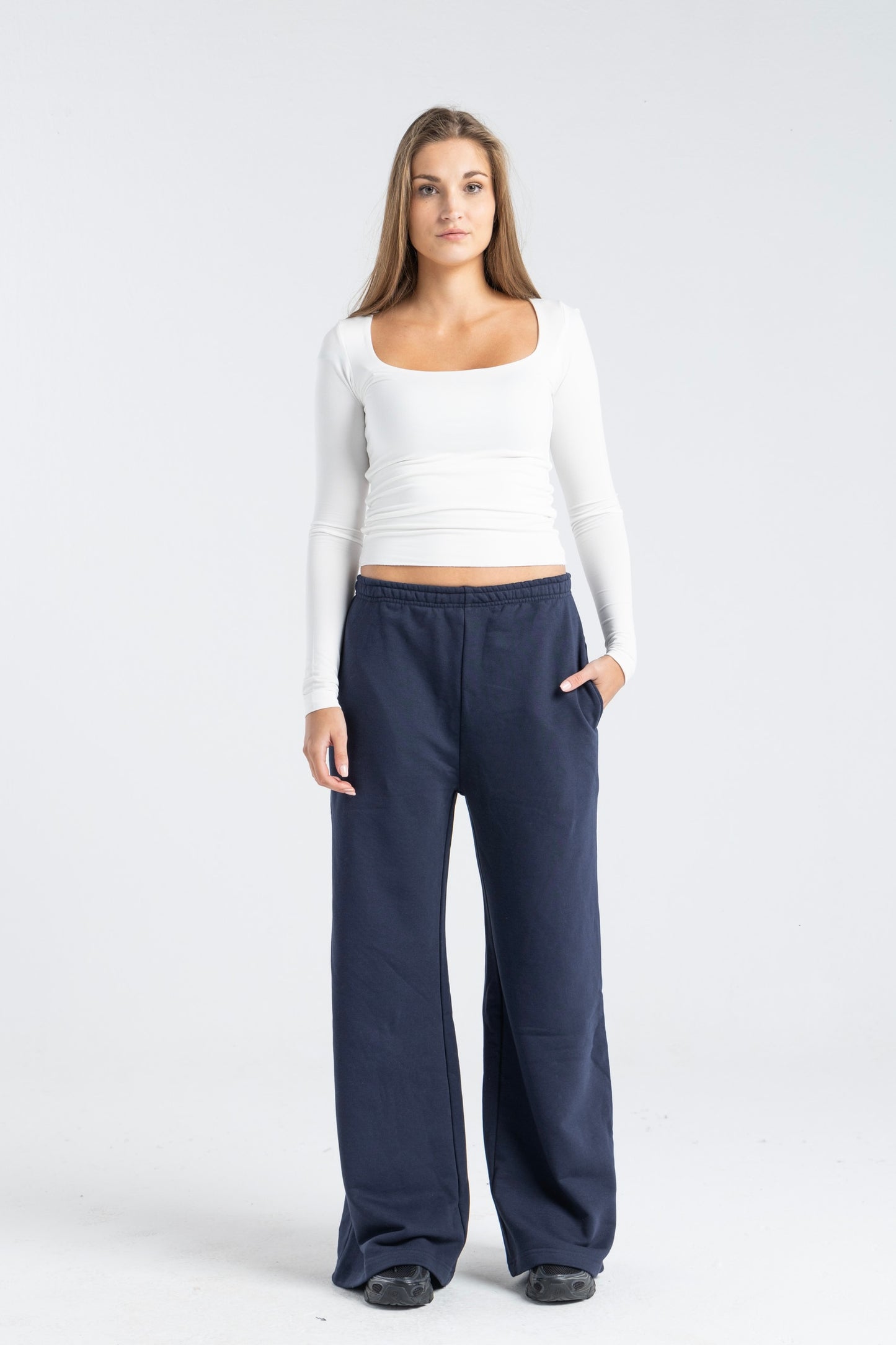 THE LOW-WAISTED PANTS IN NAVY BLUE