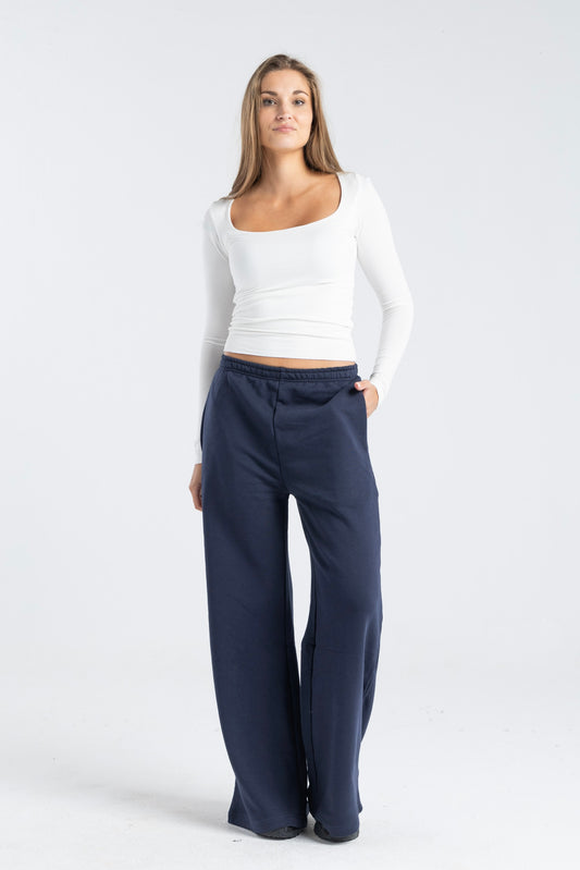 THE LOW-WAISTED PANTS IN NAVY BLUE