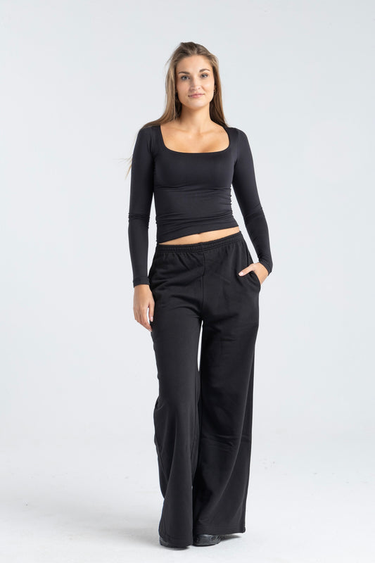 THE LOW-WAISTED PANTS IN BLACK