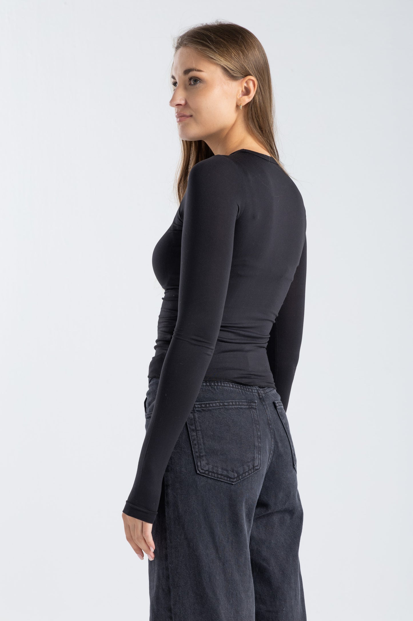 ROUND NECK LONG SLEEVE TOP IN BLACK