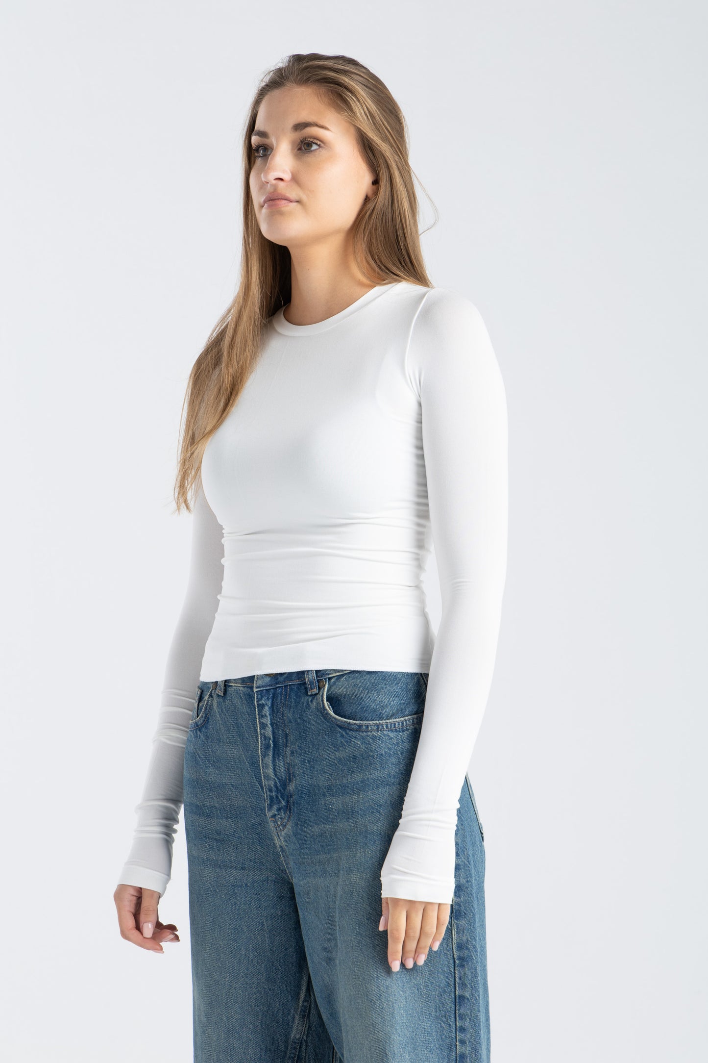 ROUND NECK LONG SLEEVE TOP IN WHITE