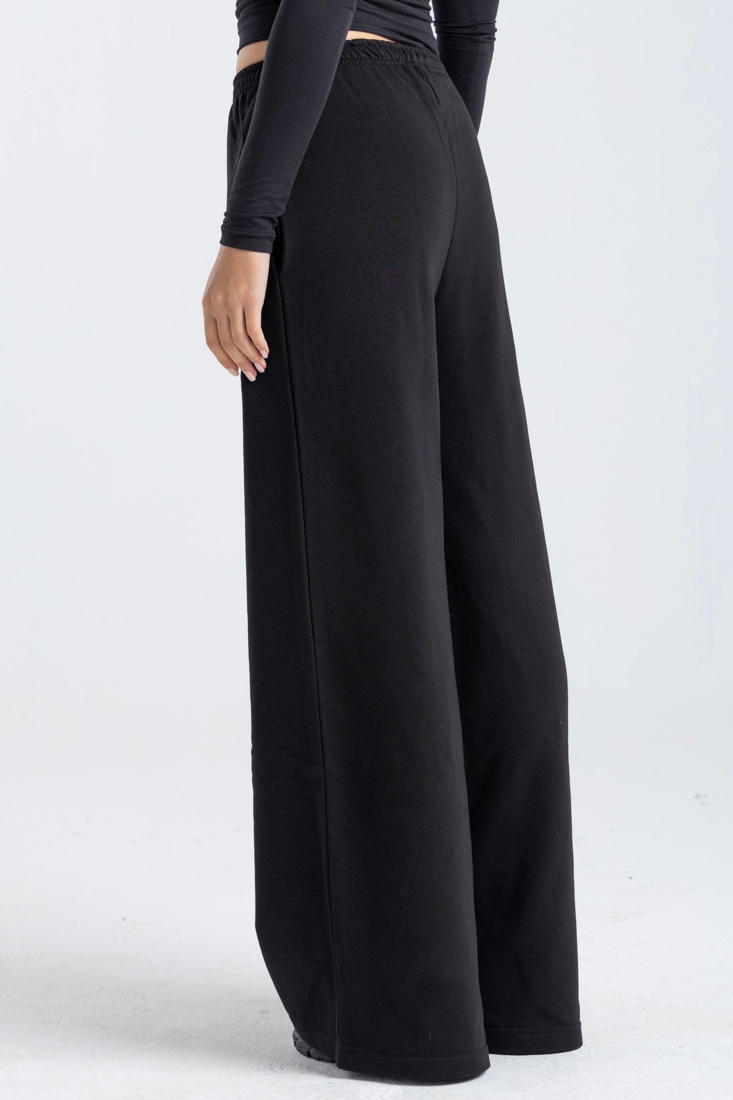 THE LOW-WAISTED PANTS IN BLACK