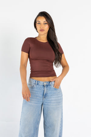 ROUND NECK SHORT SLEEVES TOP IN UMBER BROWN
