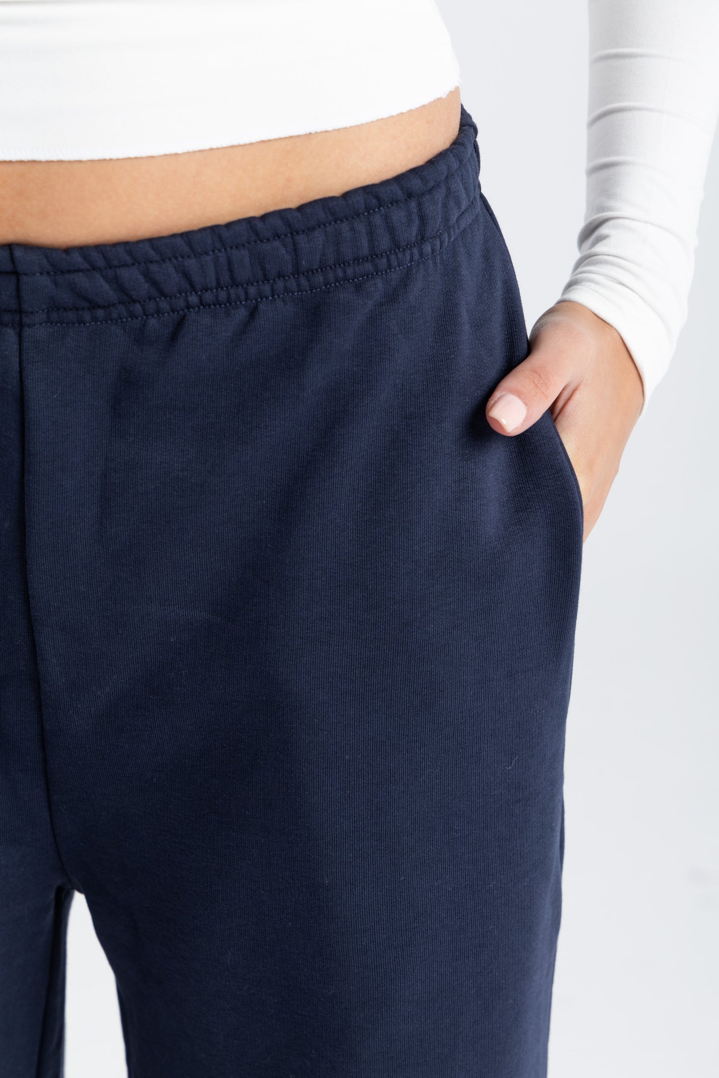 THE LOW-WAISTED PANTS IN NAVY BLUE