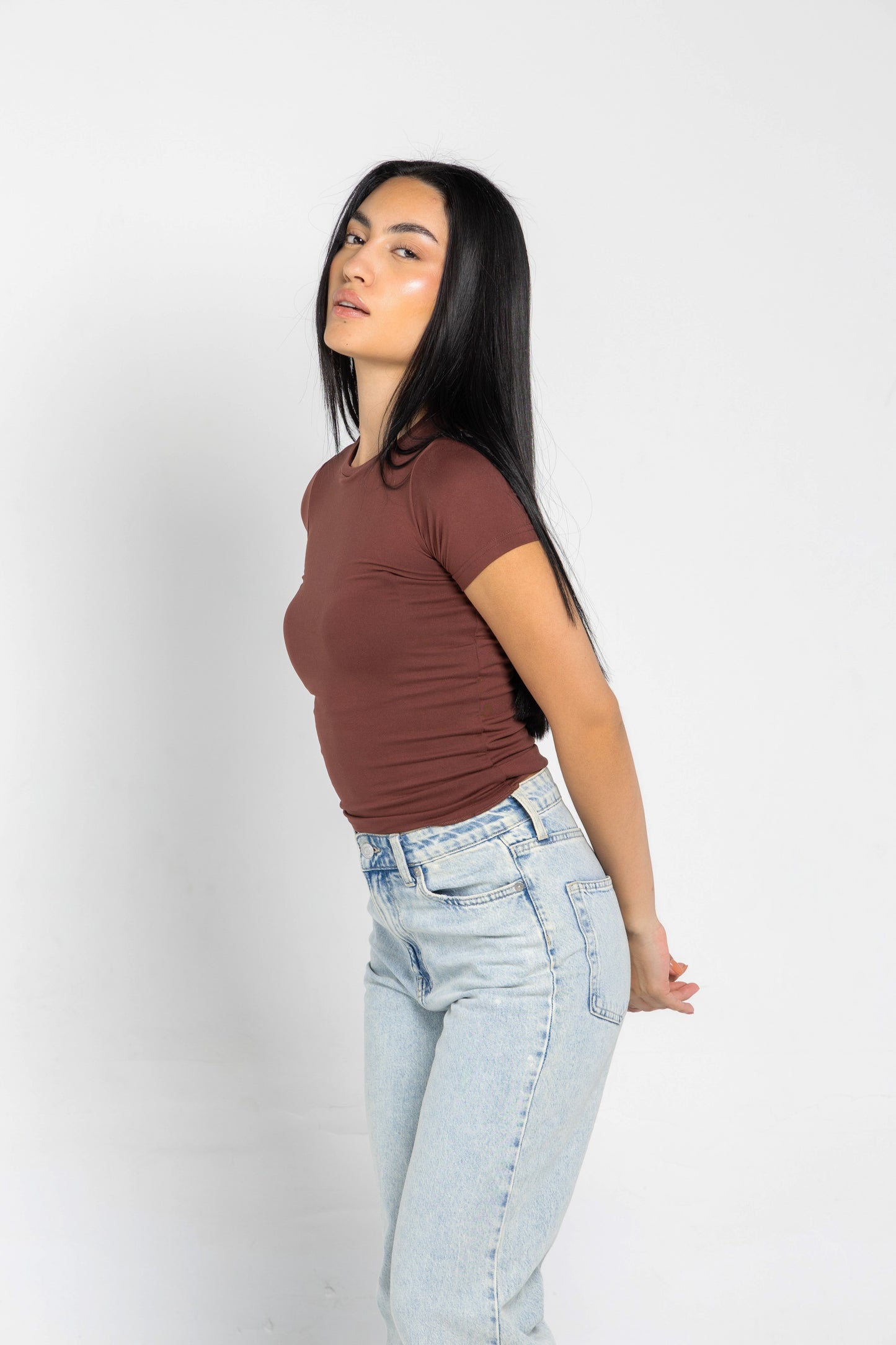 ROUND NECK SHORT SLEEVES TOP IN UMBER BROWN