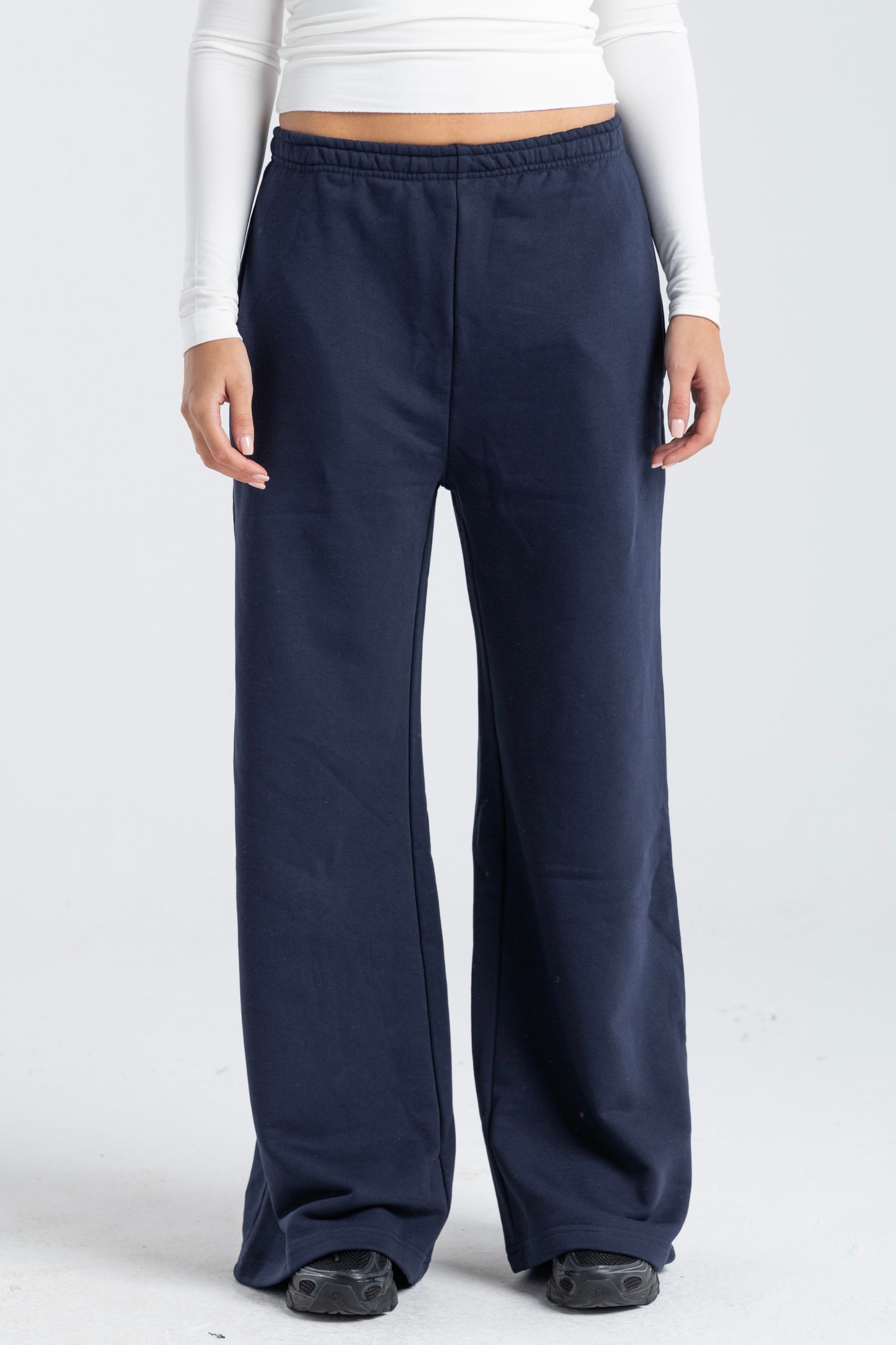 THE LOW-WAISTED PANTS IN NAVY BLUE