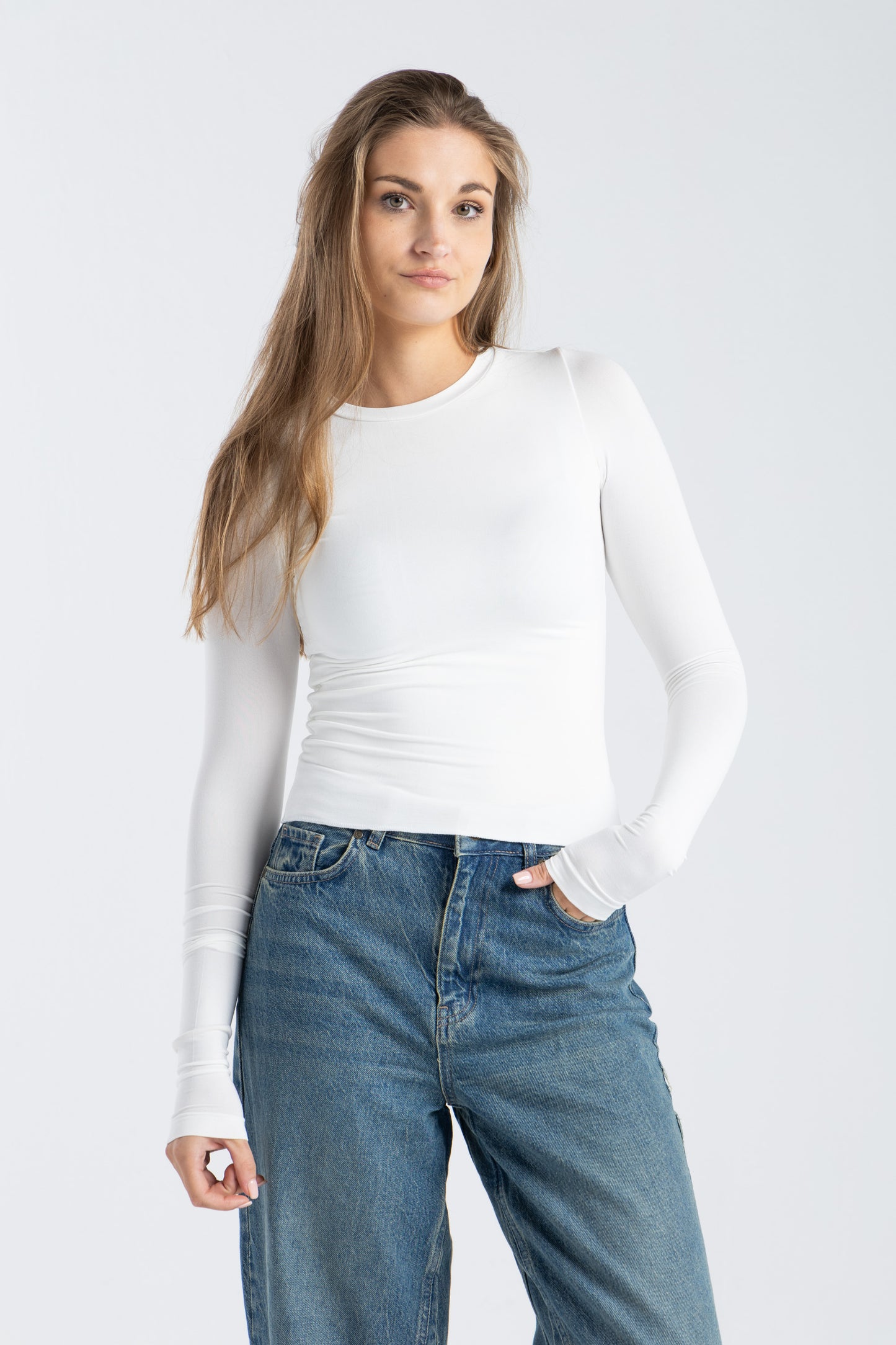 ROUND NECK LONG SLEEVE TOP IN WHITE