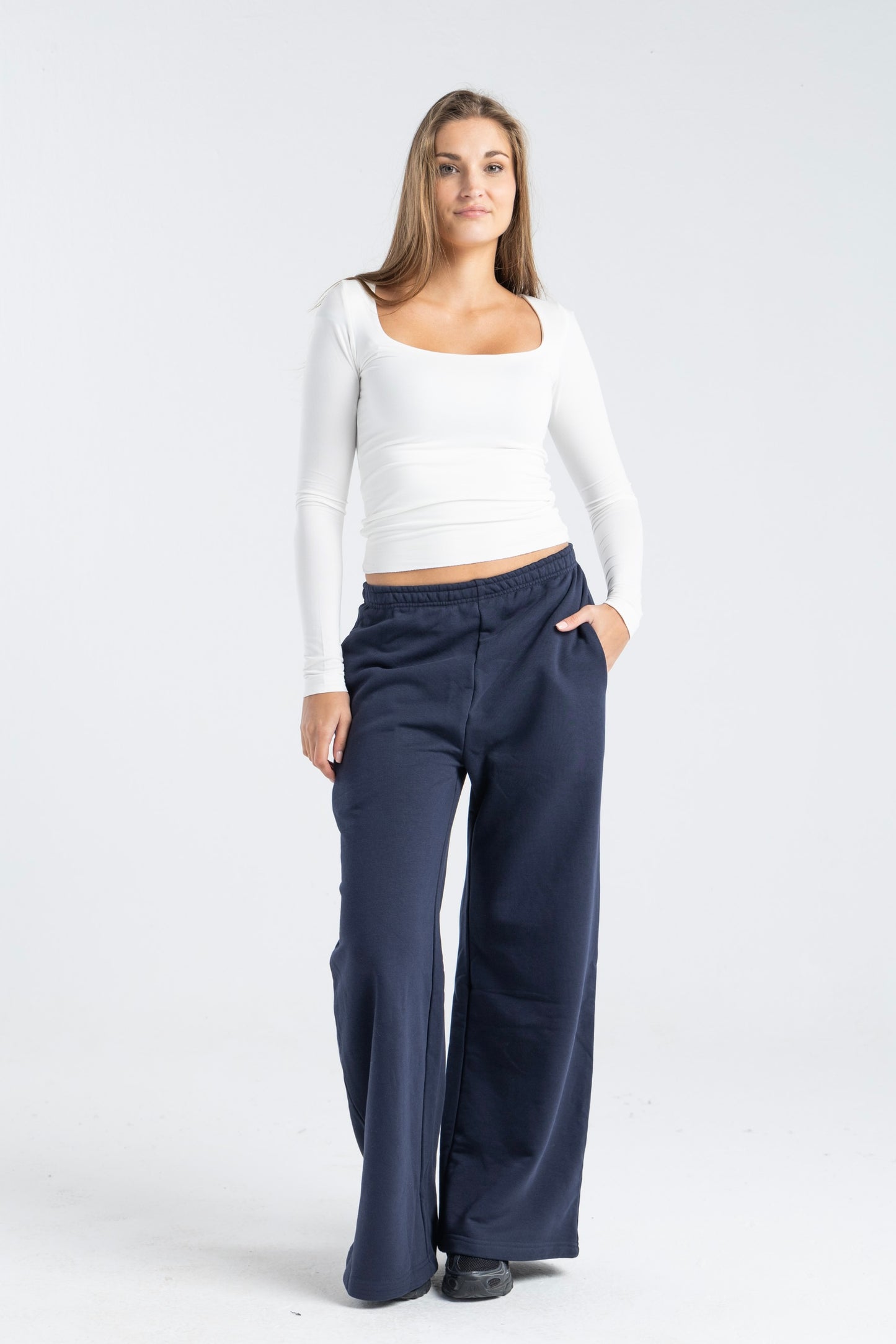 THE LOW-WAISTED PANTS IN NAVY BLUE