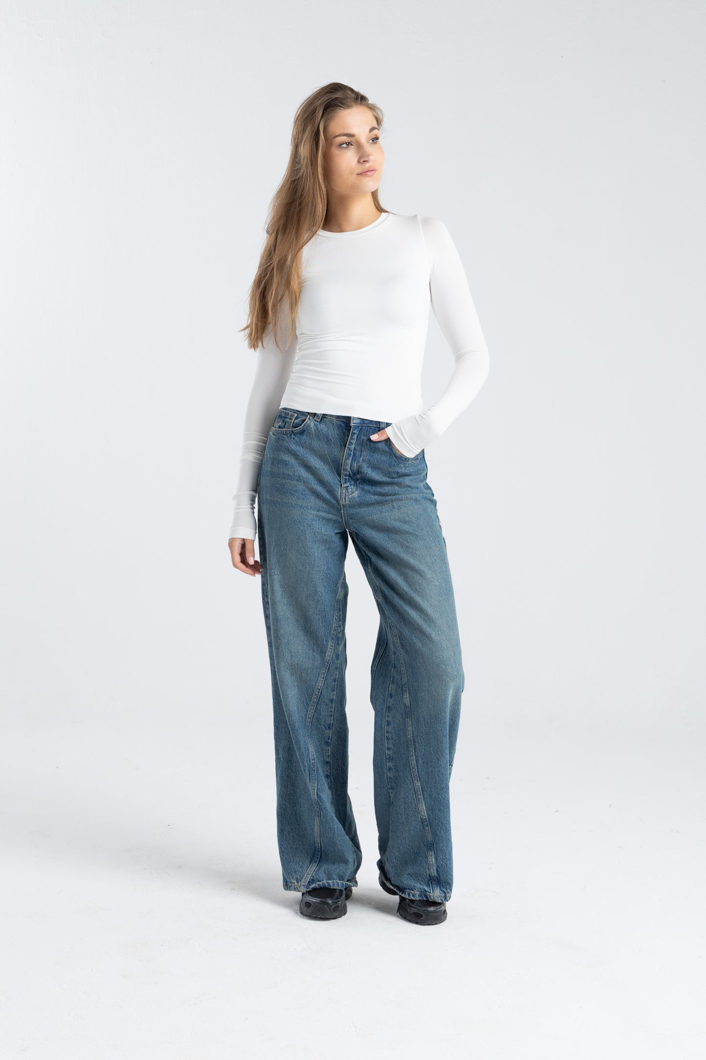ROUND NECK LONG SLEEVE TOP IN WHITE
