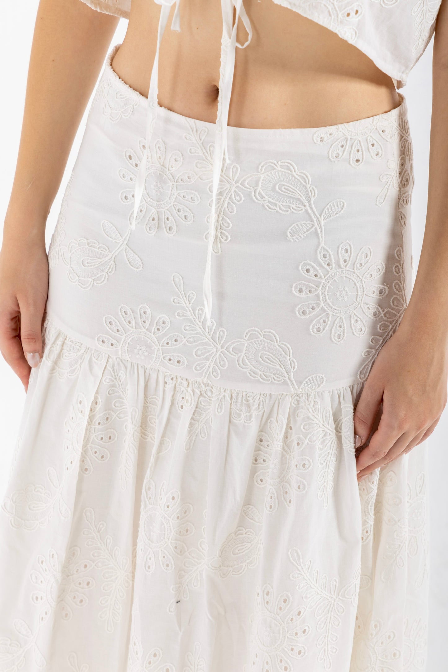 THE WHITE EMBROIDERY DREAM